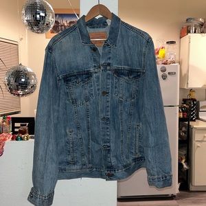 Men’s Levi’s Denim Jacket. Size large! Perfect condition! No flaws!
